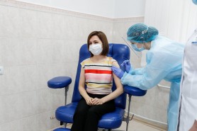 „Vă îndemn pe toți să vă vaccinați.” Mesajul Maiei Sandu după ce a primit prima doză de AstraZeneca